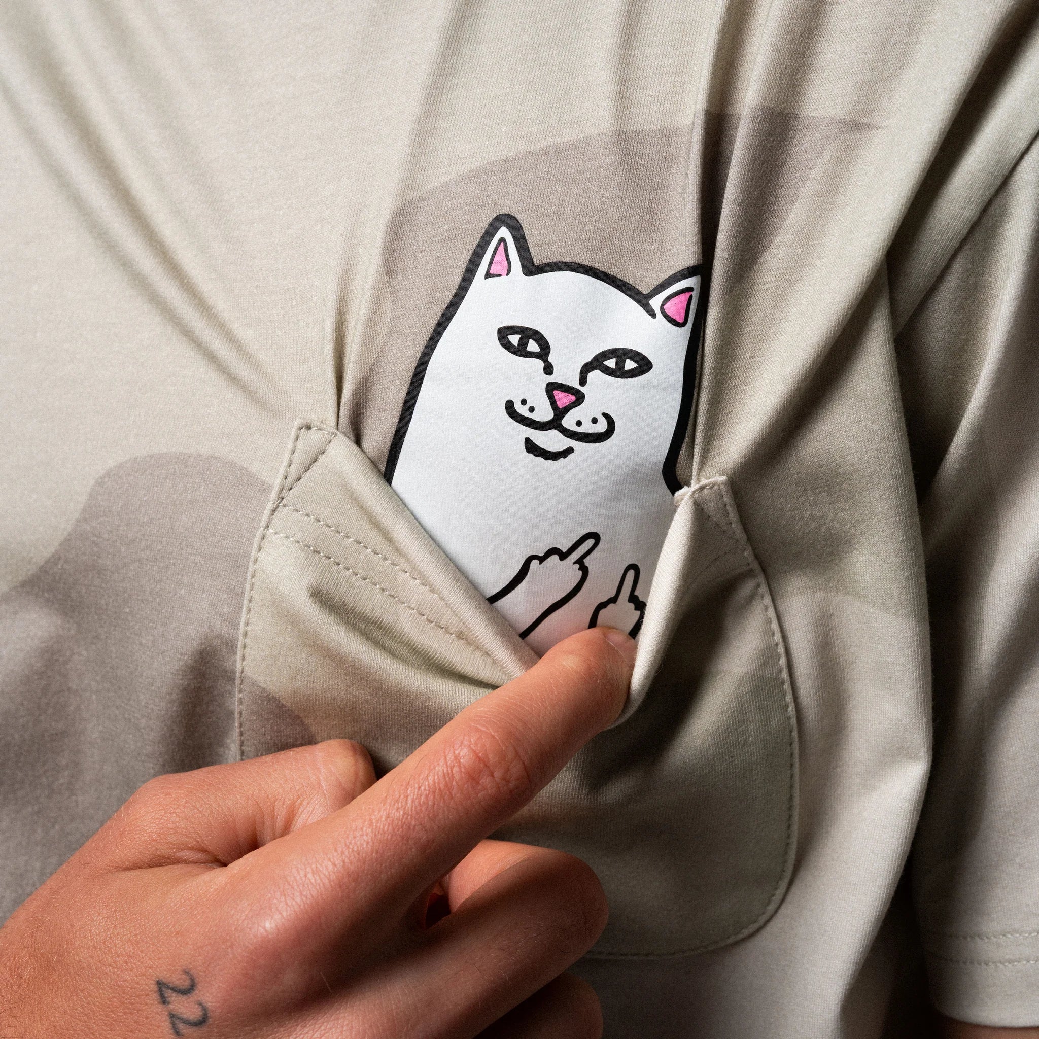Camiseta Ripndip - LORD NERMAL POCKET TEE (BONE GRAFFITI CAMO)