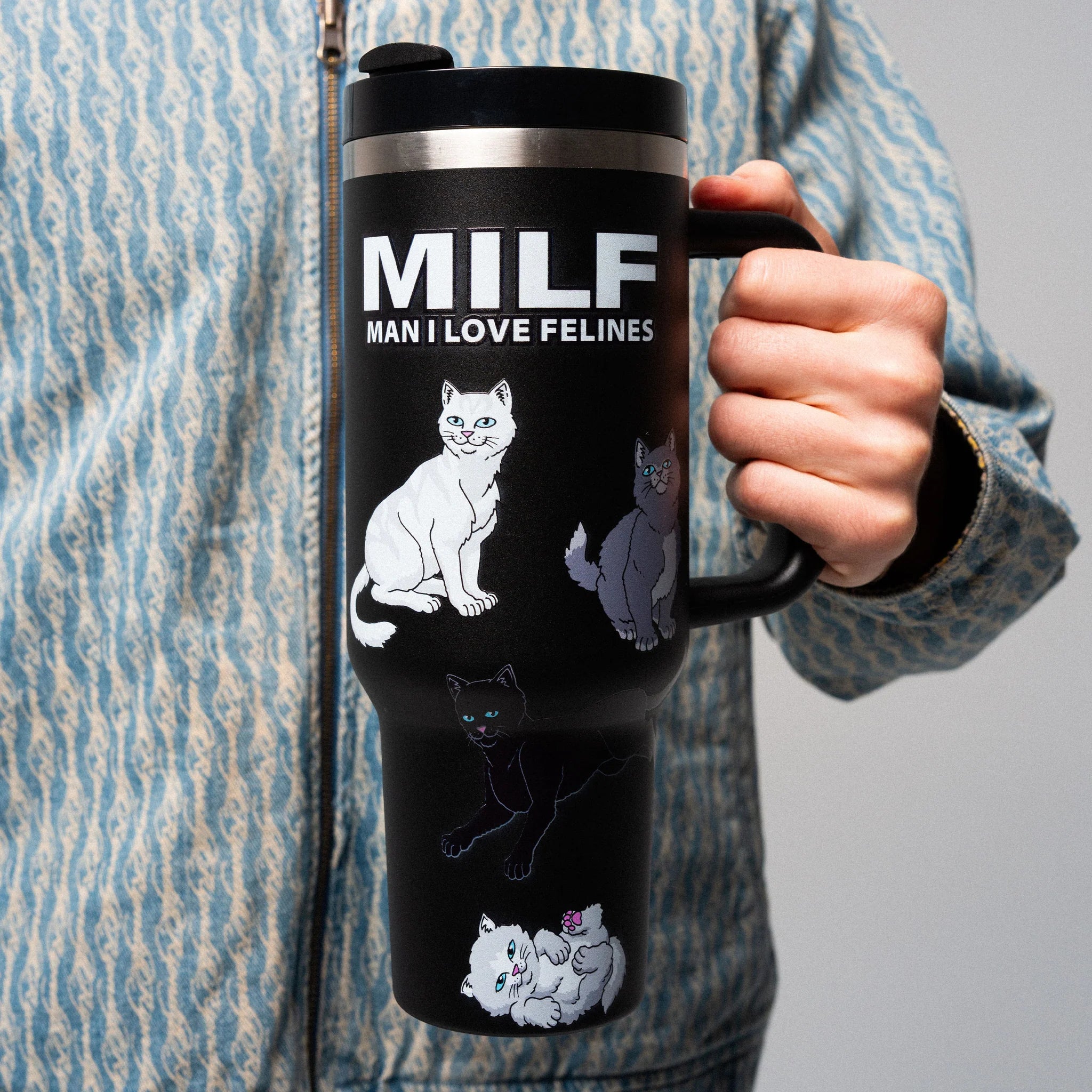 Garrafa Térmica Ripndip - MAN I LOVE FELINES BIG OL CUP TUMBLER (BLACK)